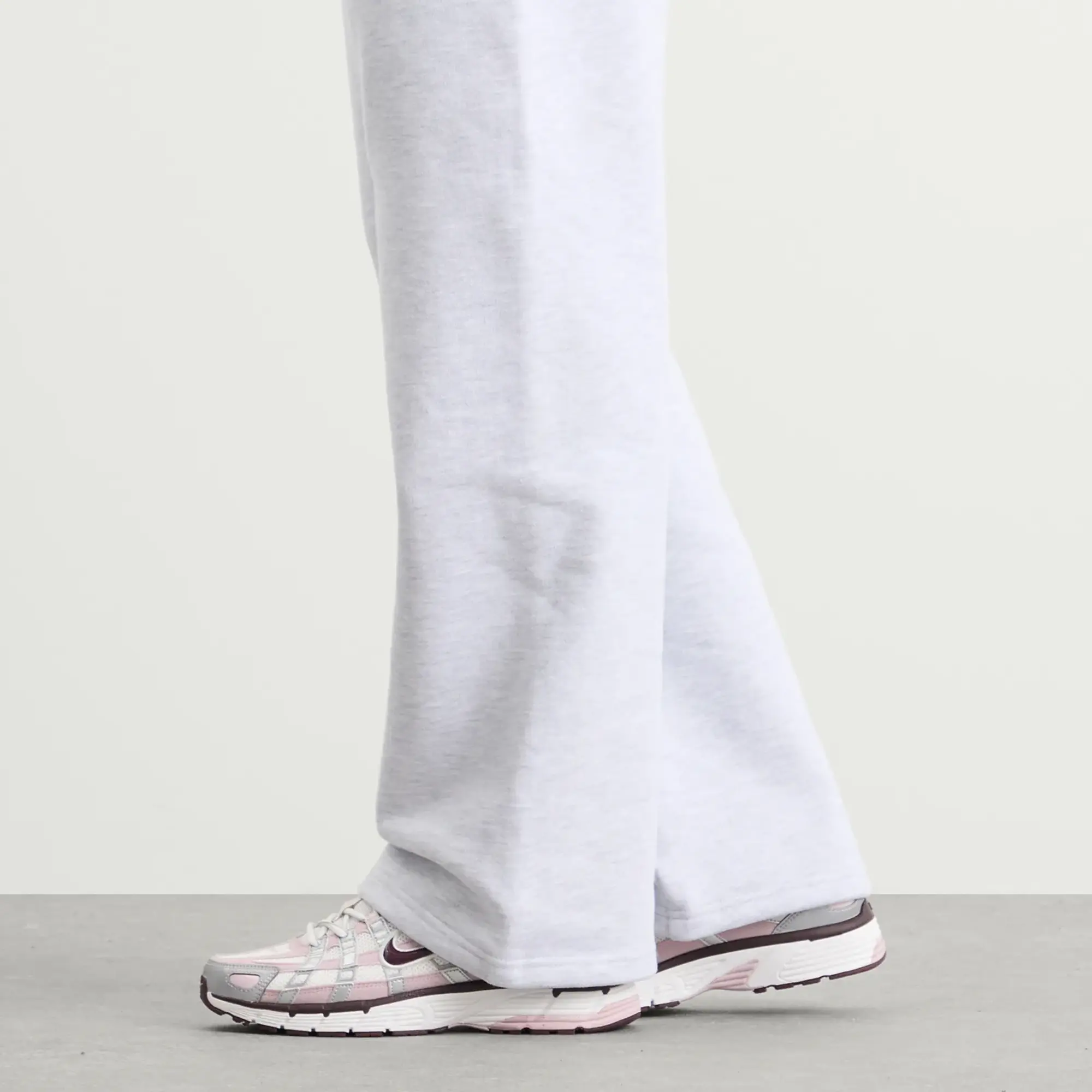 Nike Women's P-6000 Se W Sneaker White/Chalk/Burgundy