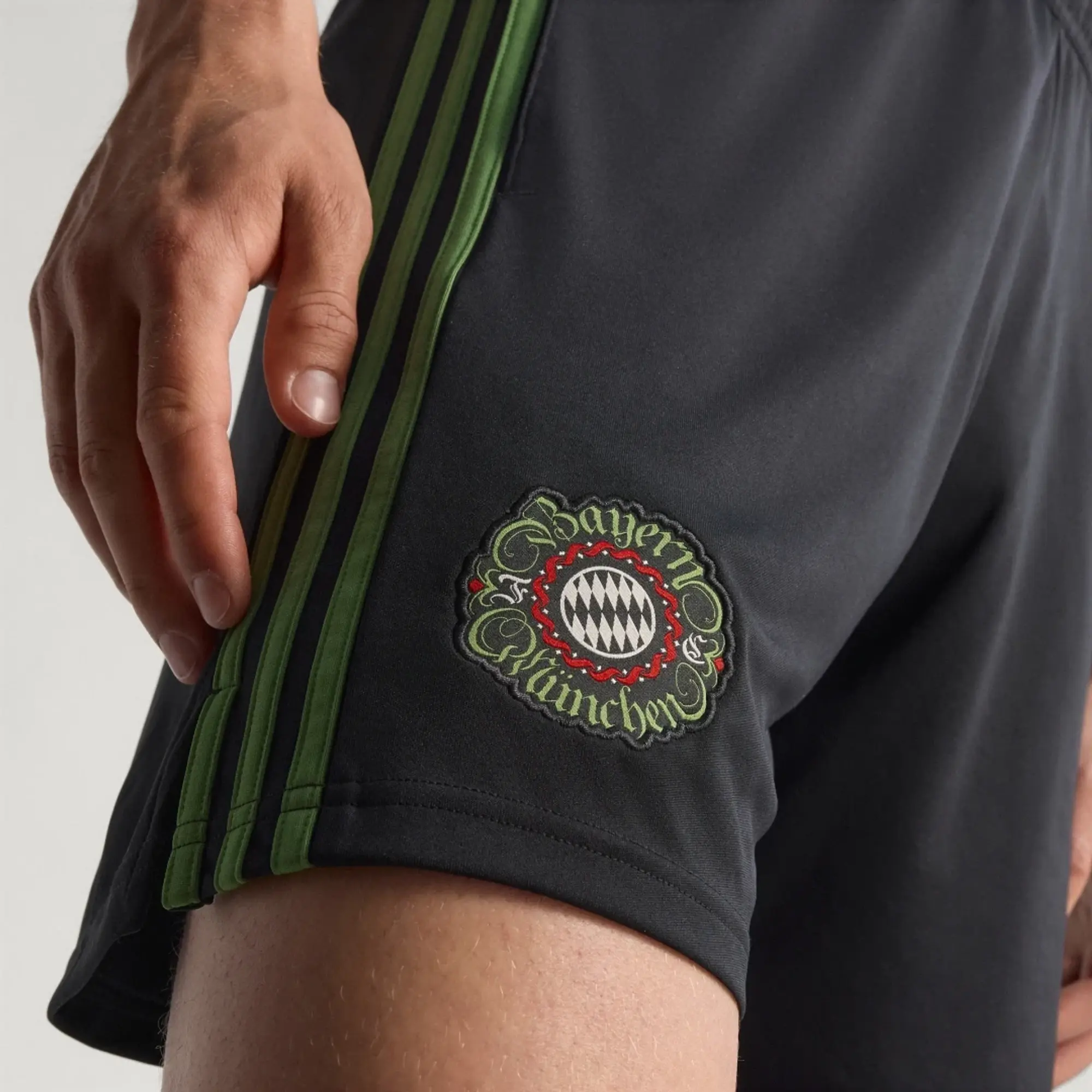 adidas FC Bayern 25/26 Wiesn Shorts