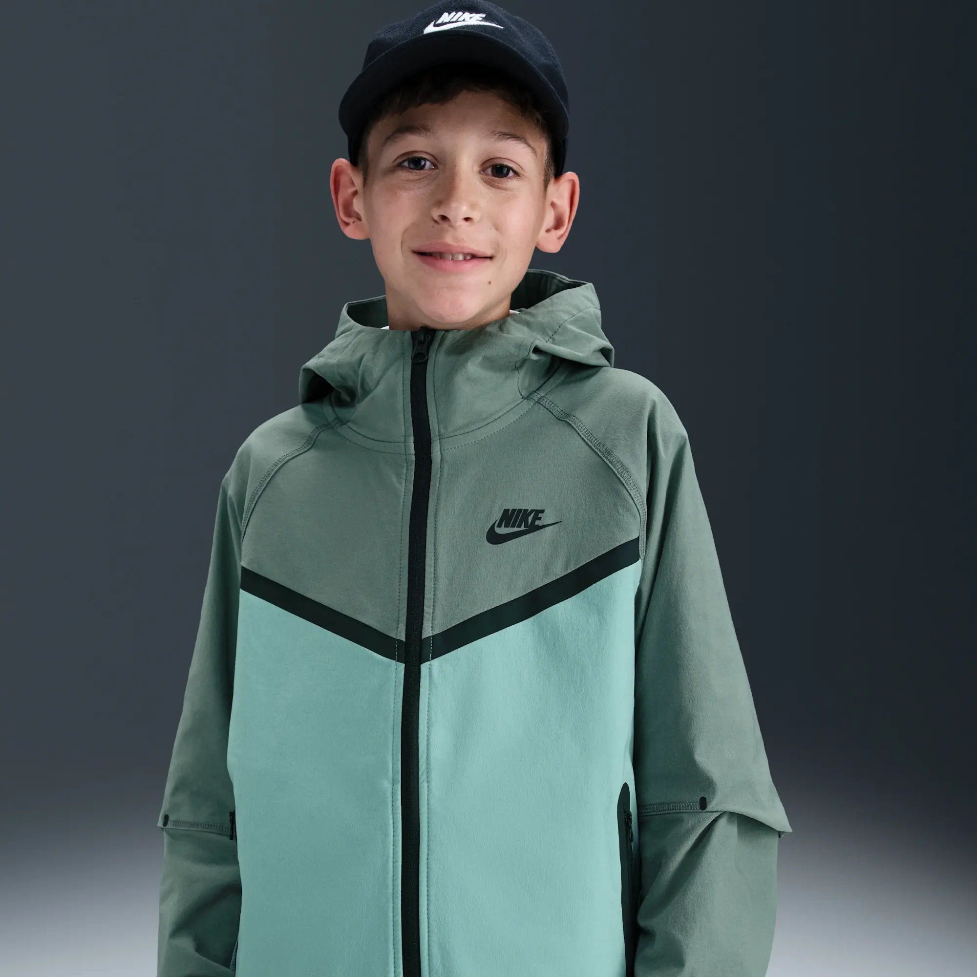 Nike Tech Older Kids' (Boys') Woven Jacket - Green