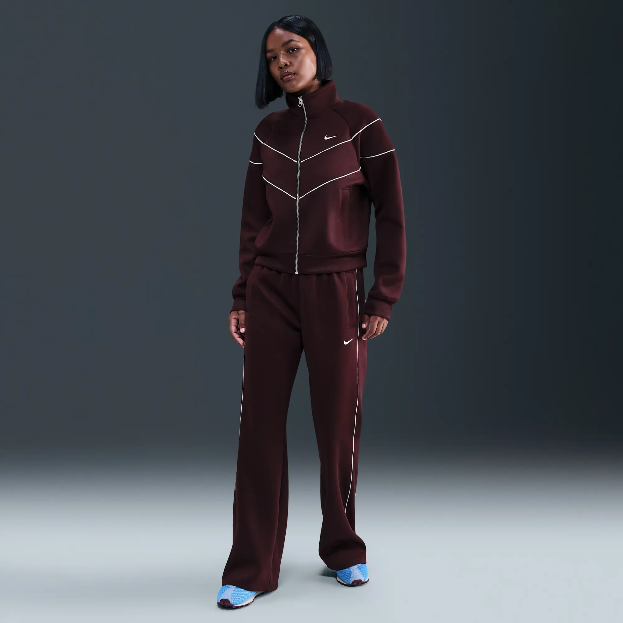 Nike Sportswear Windrunner Women's Mid-Rise Slim Knit Trousers - Red - Recycled Polyester Minimum