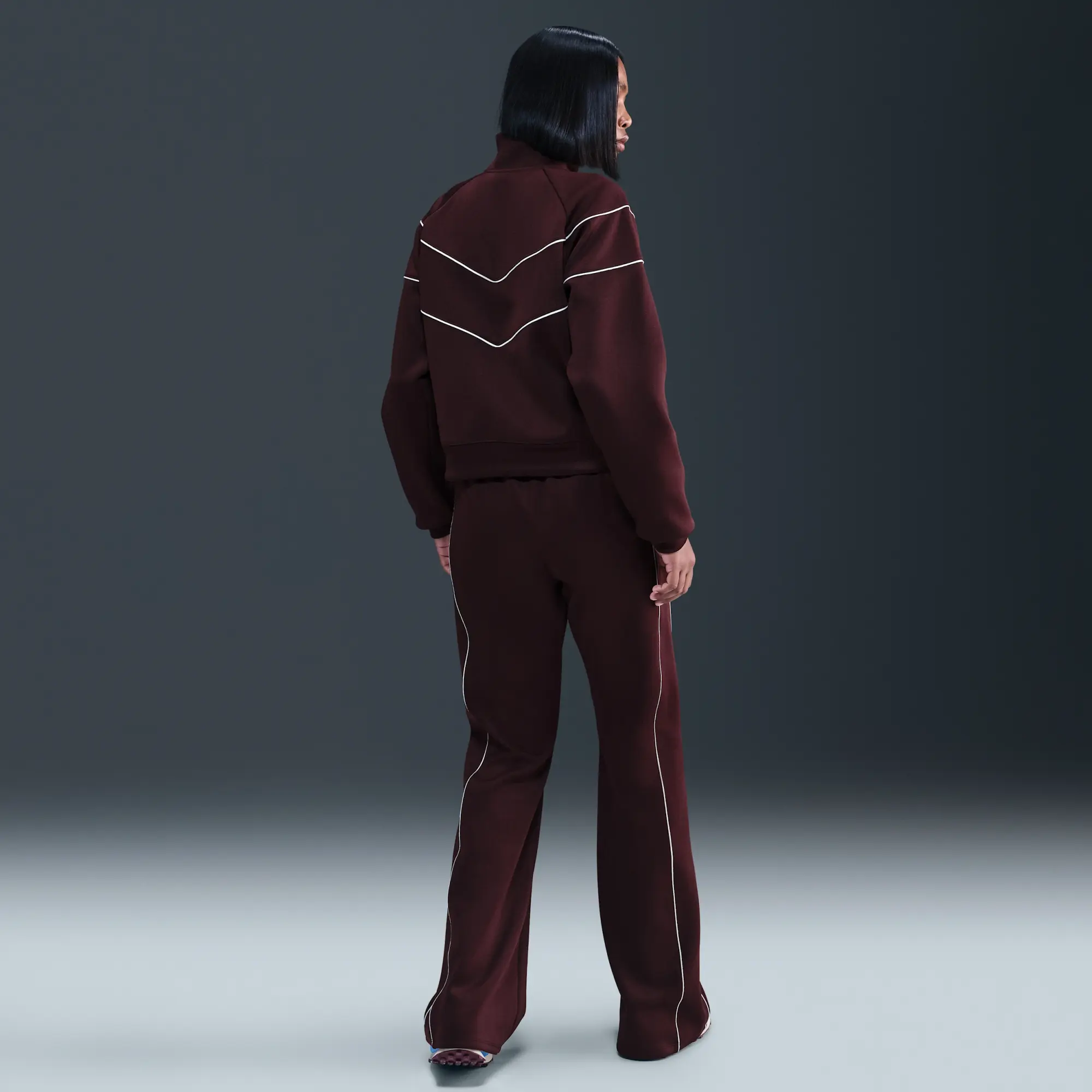 Nike Sportswear Windrunner Women's Mid-Rise Slim Knit Trousers - Red - Recycled Polyester Minimum