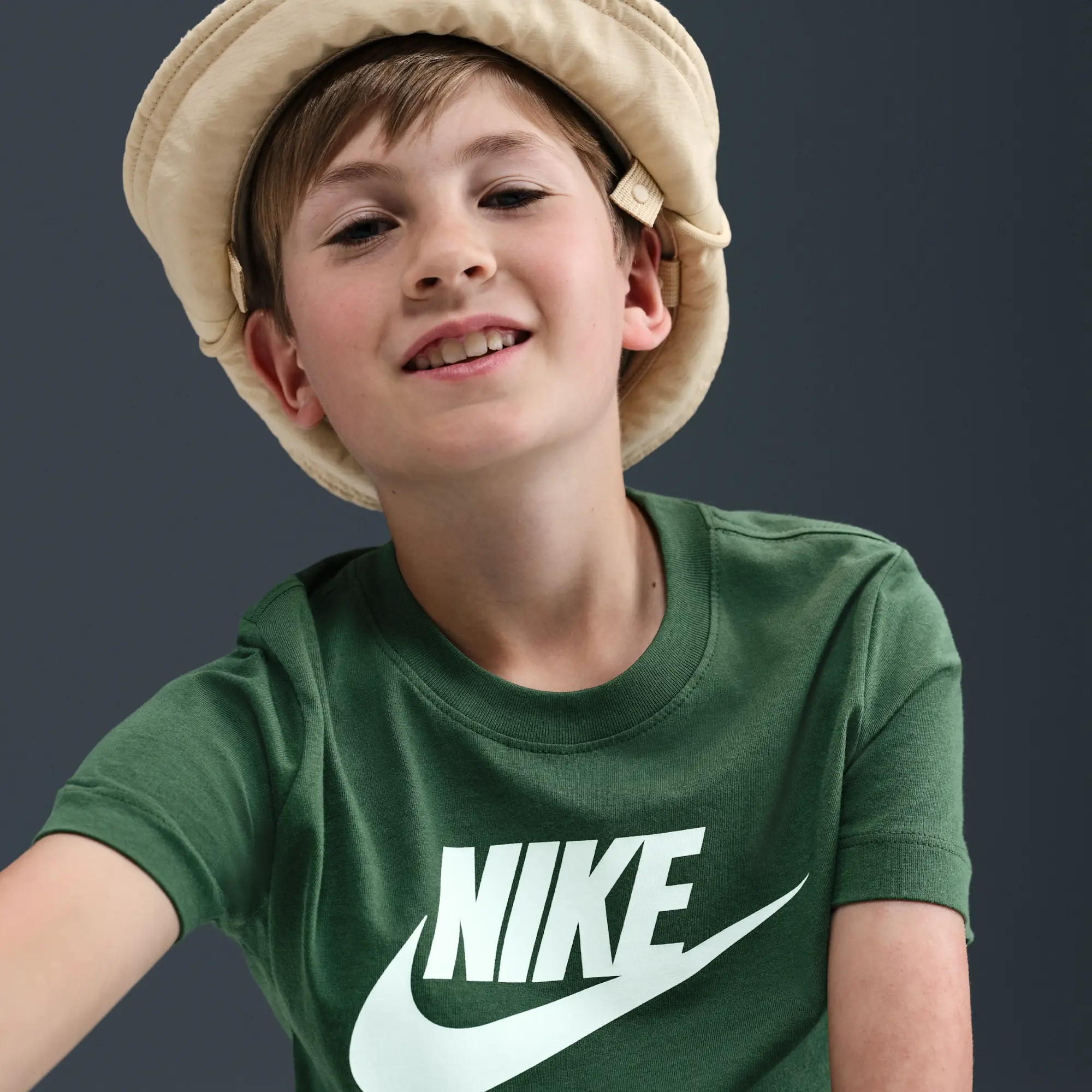 Nike Sportswear Older Kids' T-Shirt - Green