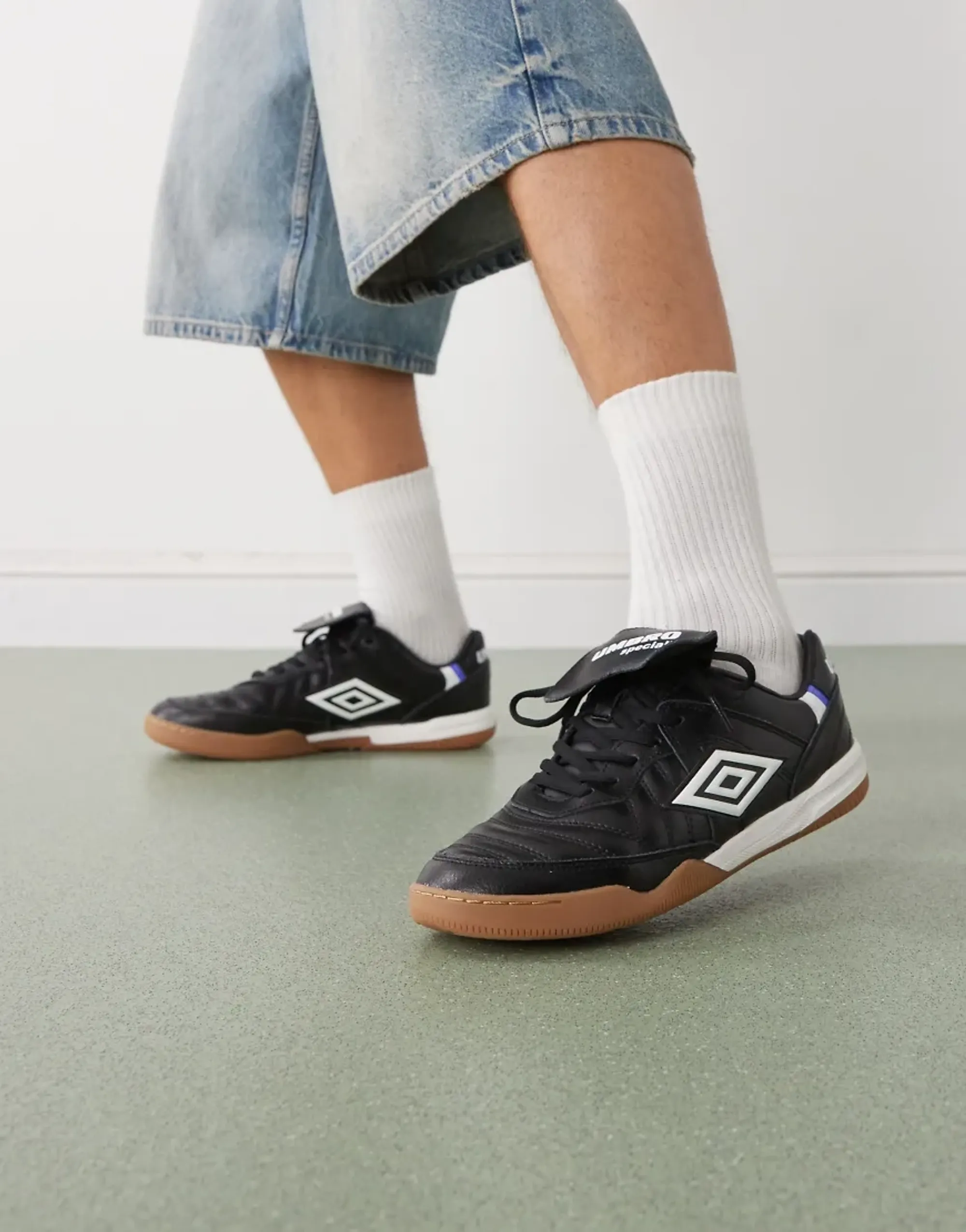 Umbro Speciali Leather Trainers In Black