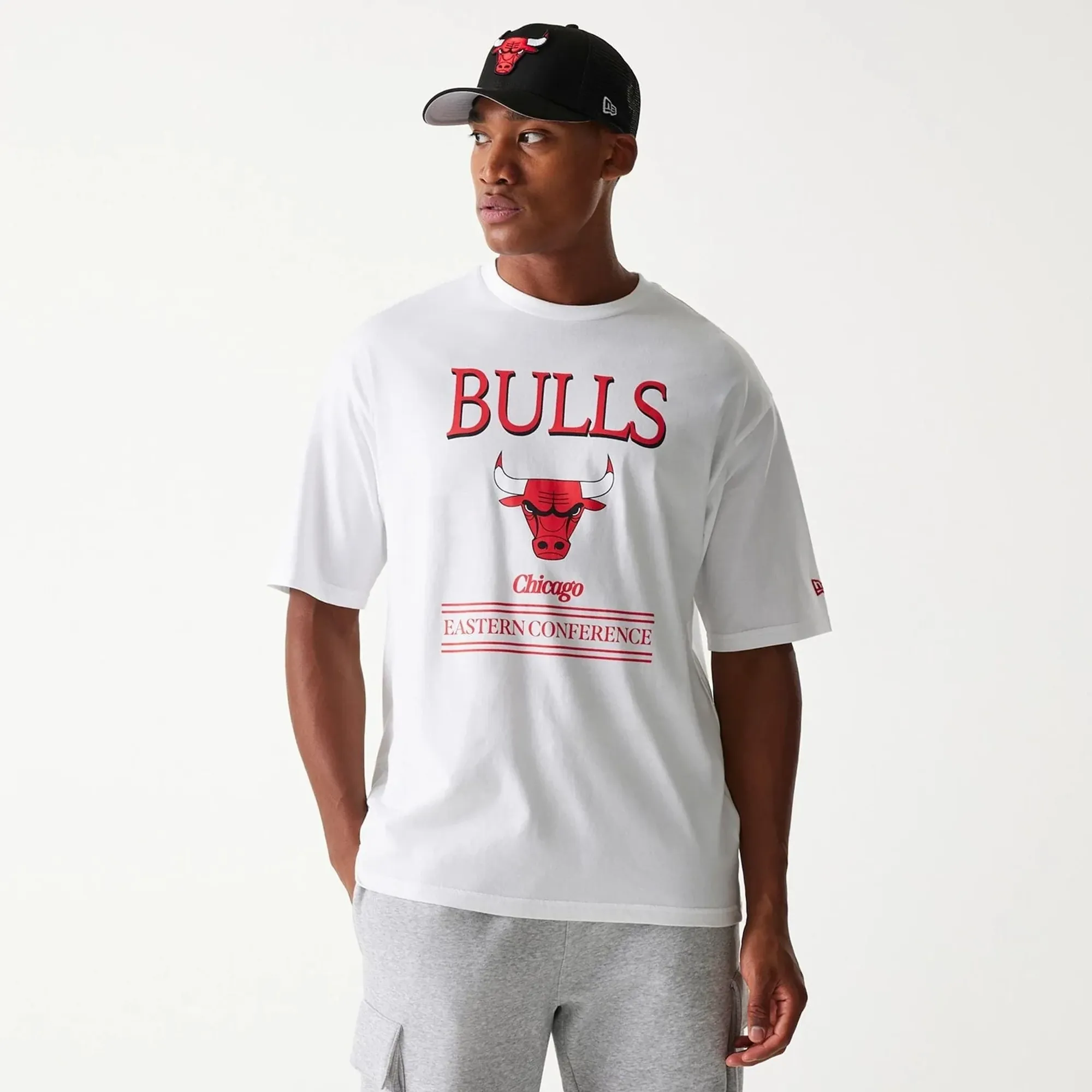 Chicago Bulls NBA Team Graphic White Oversized T-Shirt New Era Cap adult unisex