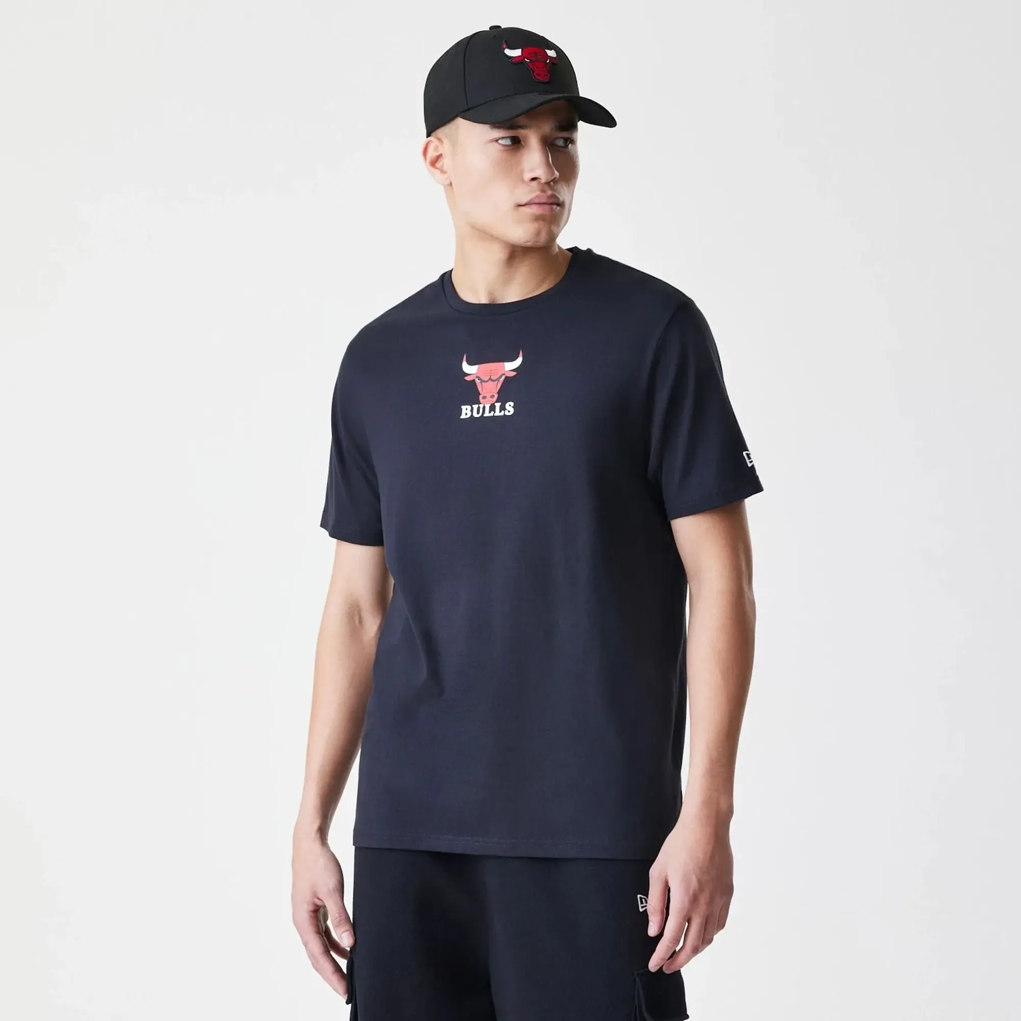 Chicago Bulls NBA Logo Black T-Shirt New Era Cap adult unisex