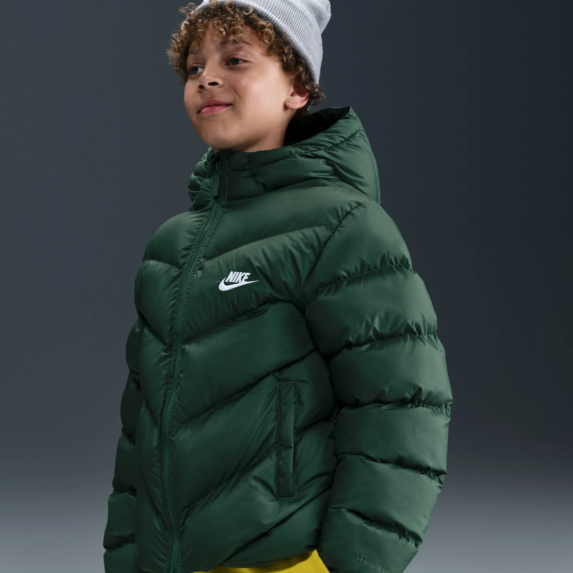 Nike All Day Play Older Kids' Therma-FIT Loose-Fit Puffer Jacket - Green - Polyester