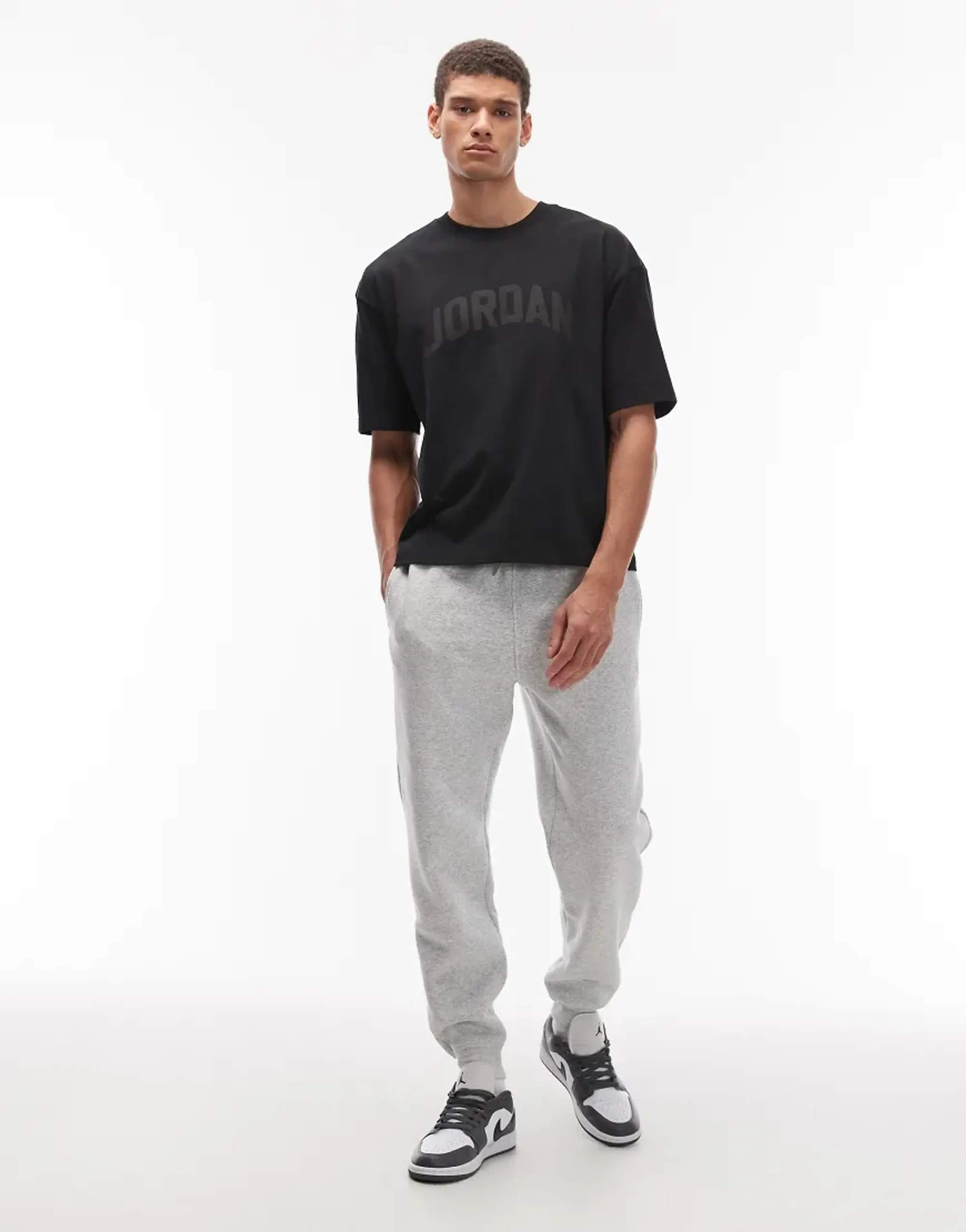 Jordan Fleece Cuffed Joggers In Grey