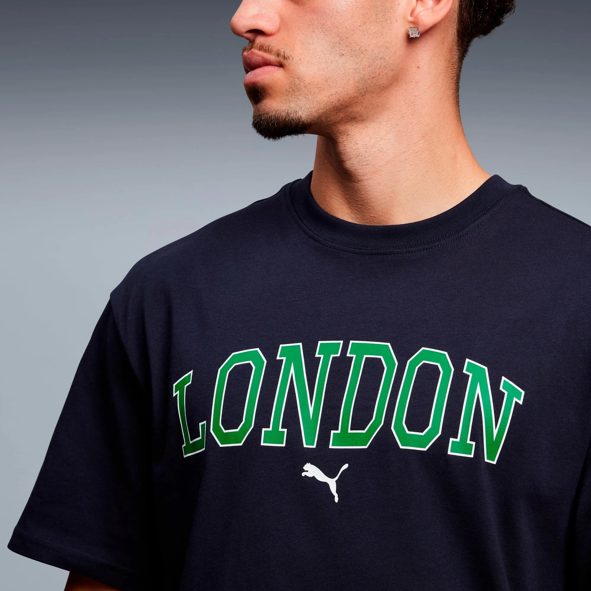 PUMA Graphic Varsity LDN Tee Shirt Unisex, Dark Blue, size Large