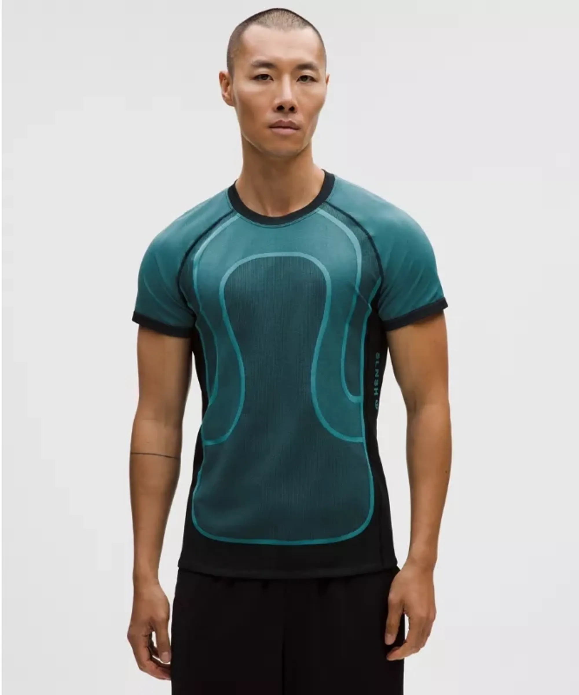 lululemon – Men's Seamless Training Short-Sleeve Shirt SLNSH Collection – Color Black – Size Large