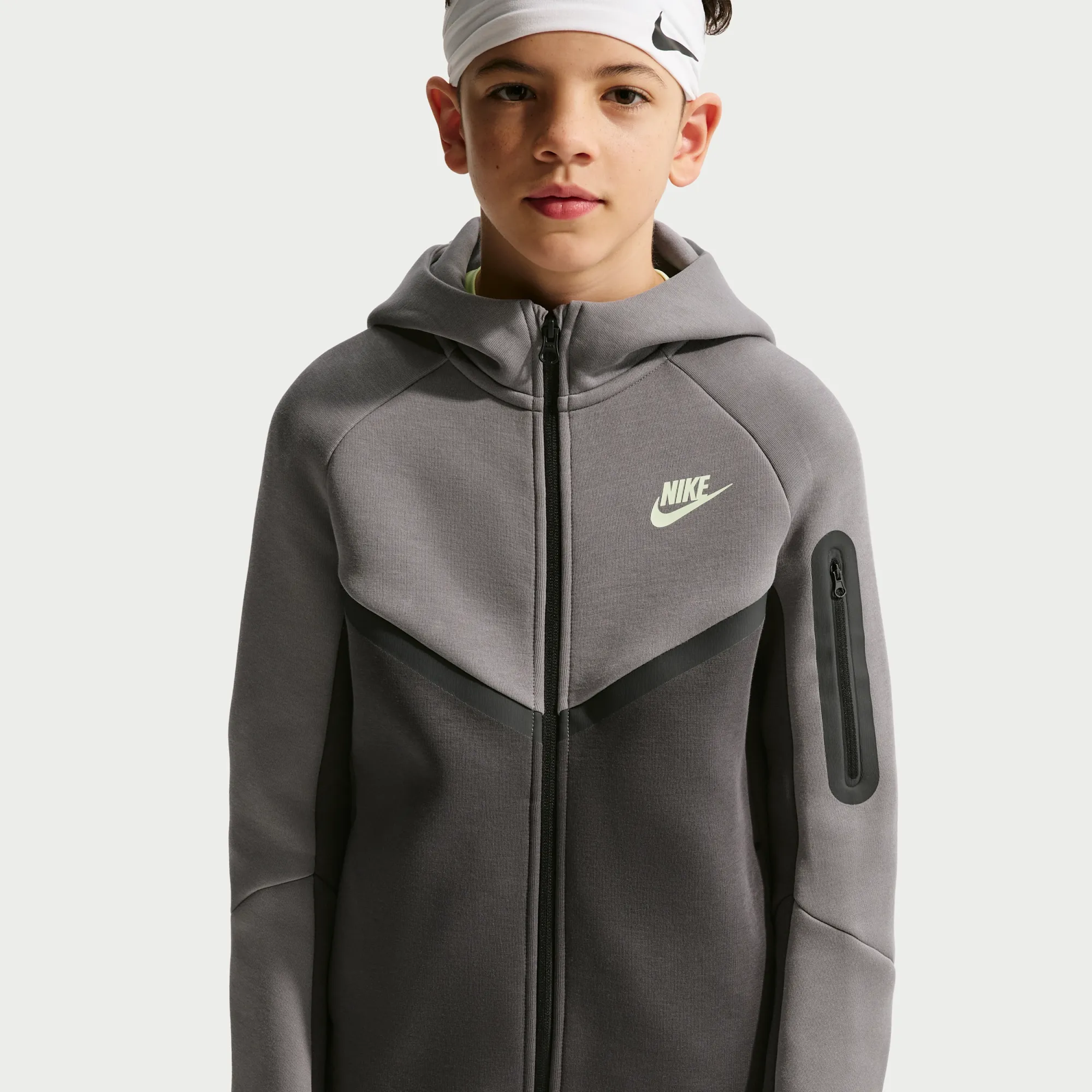 Nike Tech Fleece Older Kids' Full-Zip Hoodie - Black - Fleece