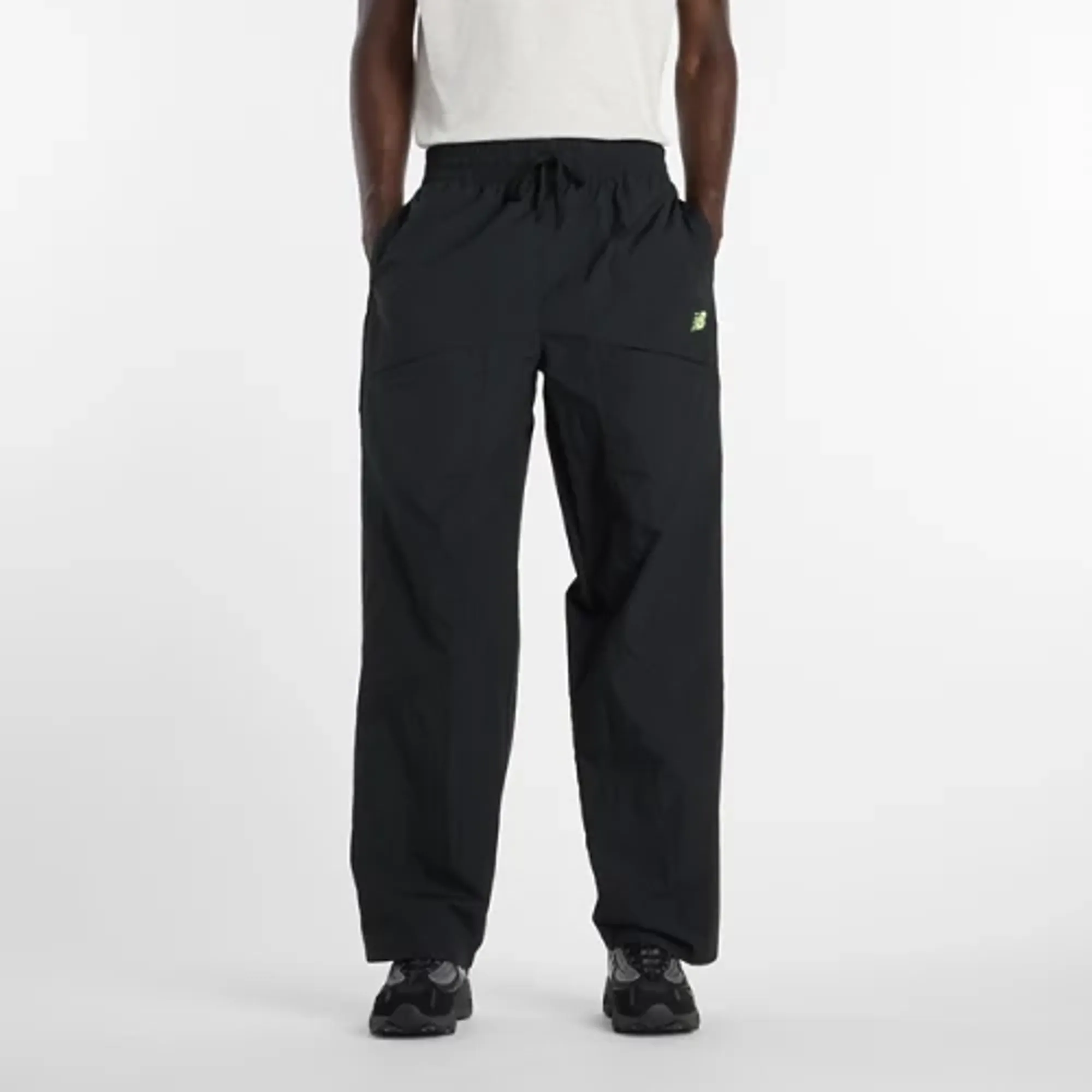 New Balance Men's Castlefield Woven Pant in Black/Green Polywoven