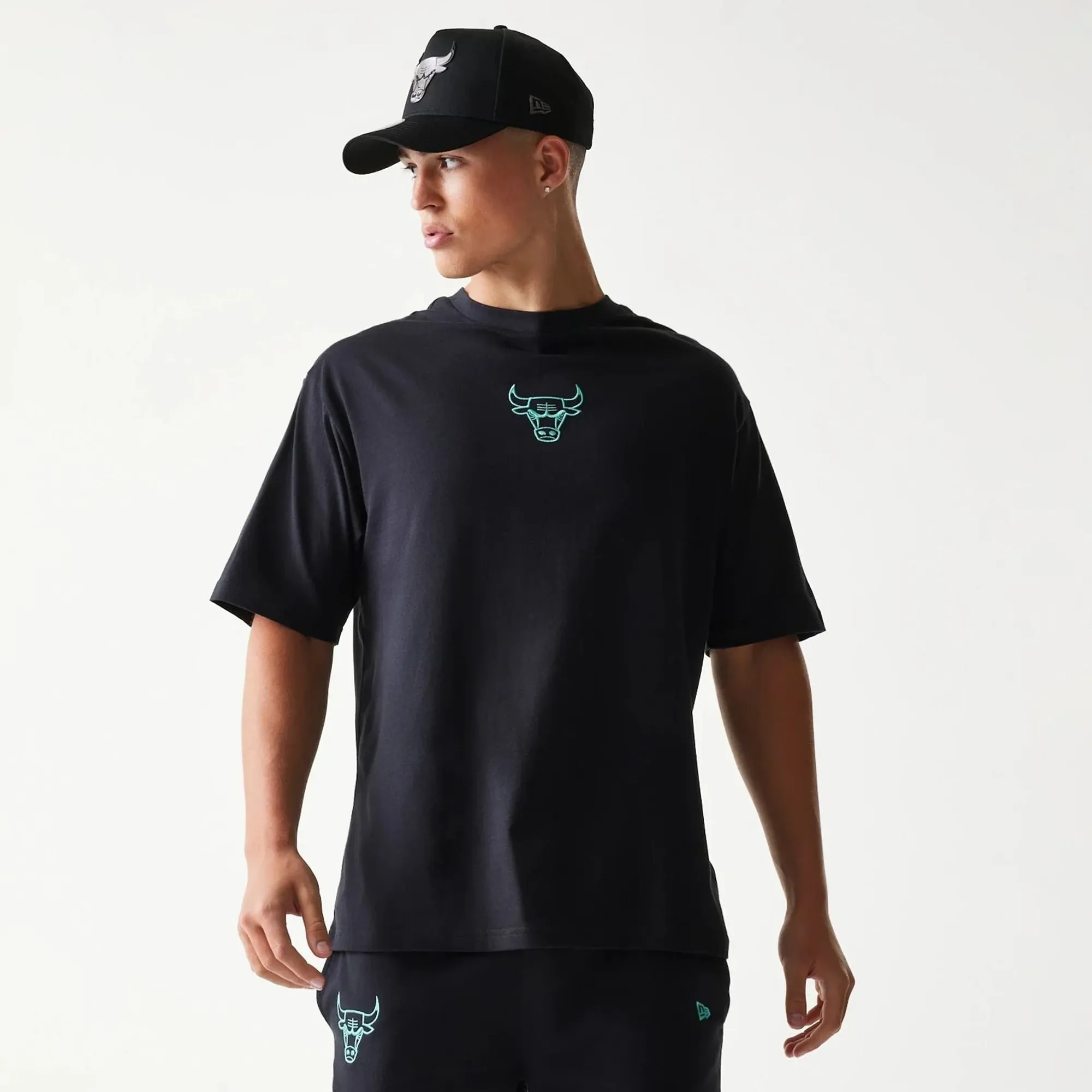 Chicago Bulls NBA League Essential Black Oversized T-Shirt New Era Cap adult unisex