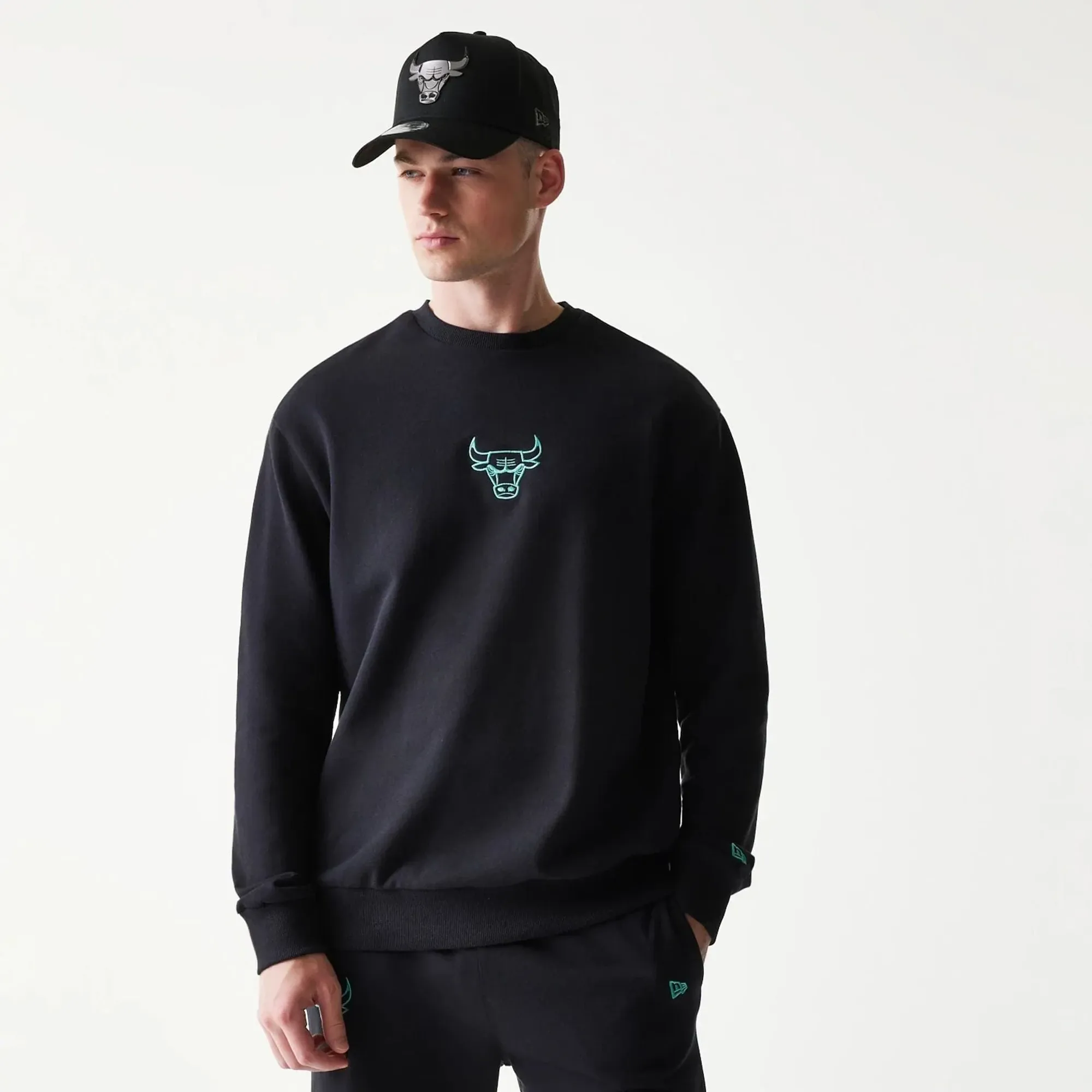 Chicago Bulls NBA Black Oversized Crew Neck Sweater New Era Cap adult unisex