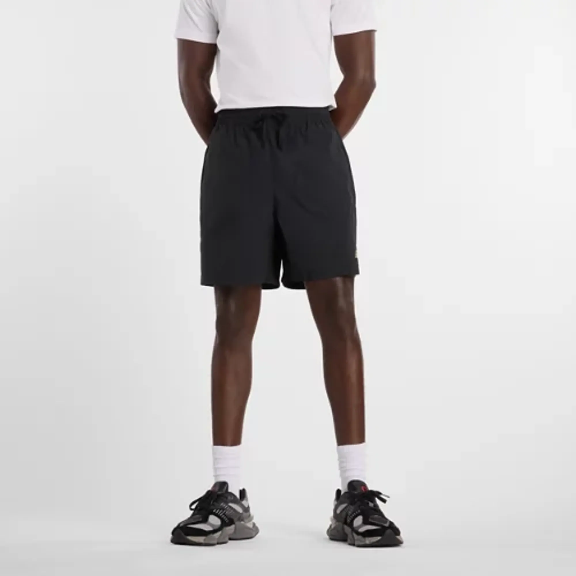 New Balance Men's Castlefield Woven Short 7" in Black/Green Polywoven