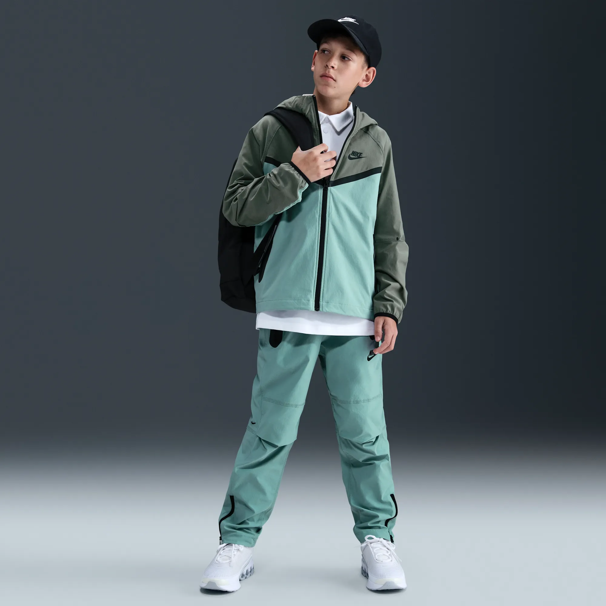 Nike Tech Older Kids' (Boys') Woven Trousers - Green - Nylon/Elastane