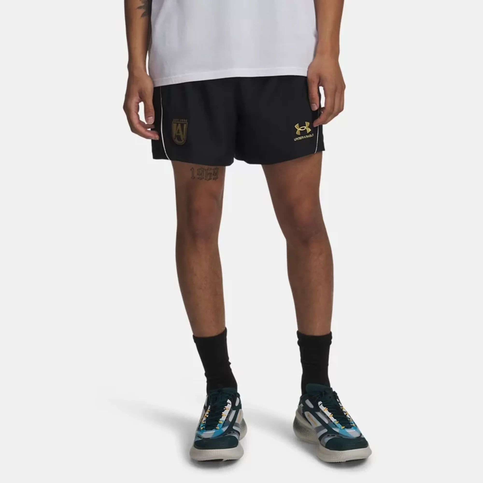 Under Armour  96 Terrace Country Men's Shorts Black / Metallic Gold L