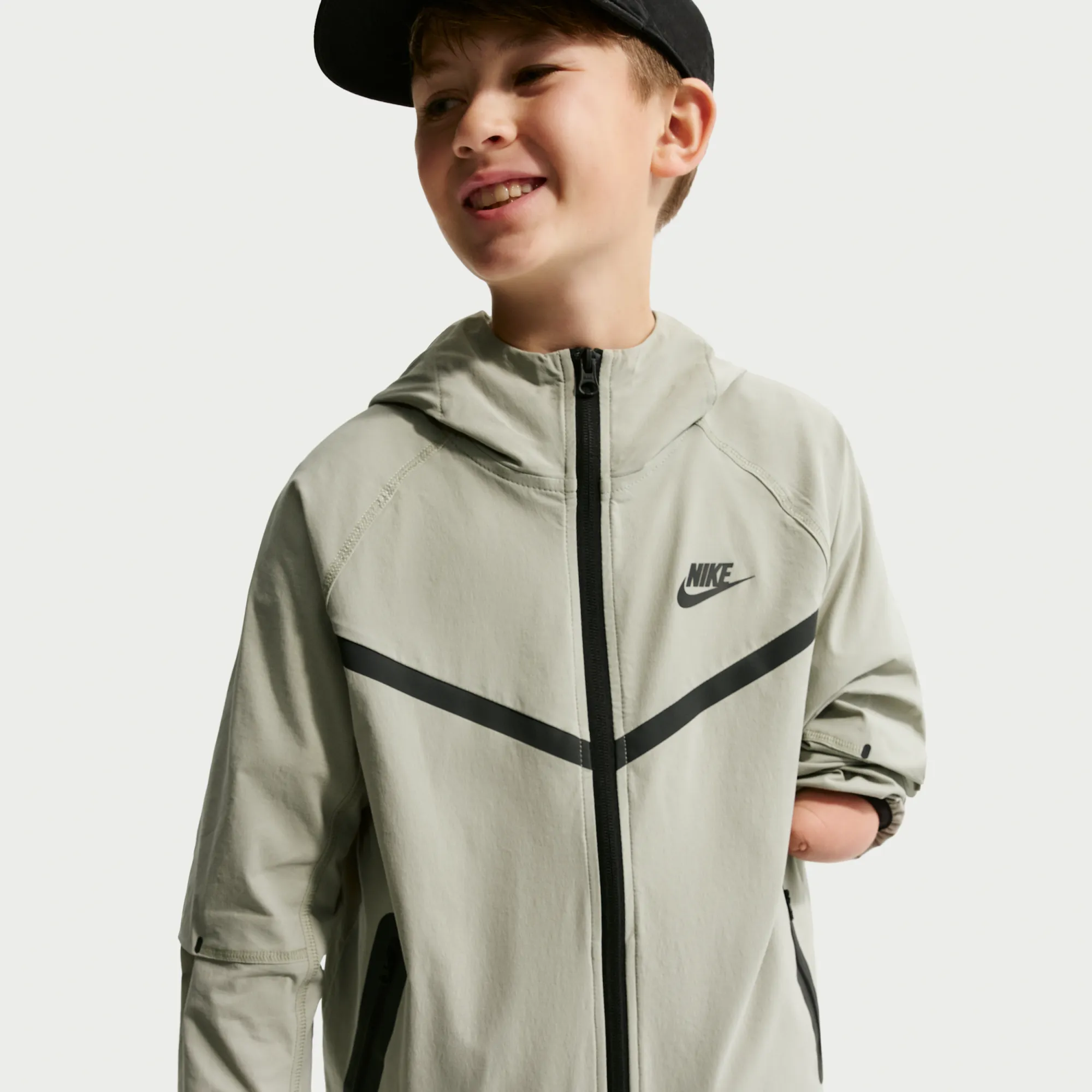 Nike Tech Older Kids' (Boys') Woven Jacket - Green - Nylon/Elastane