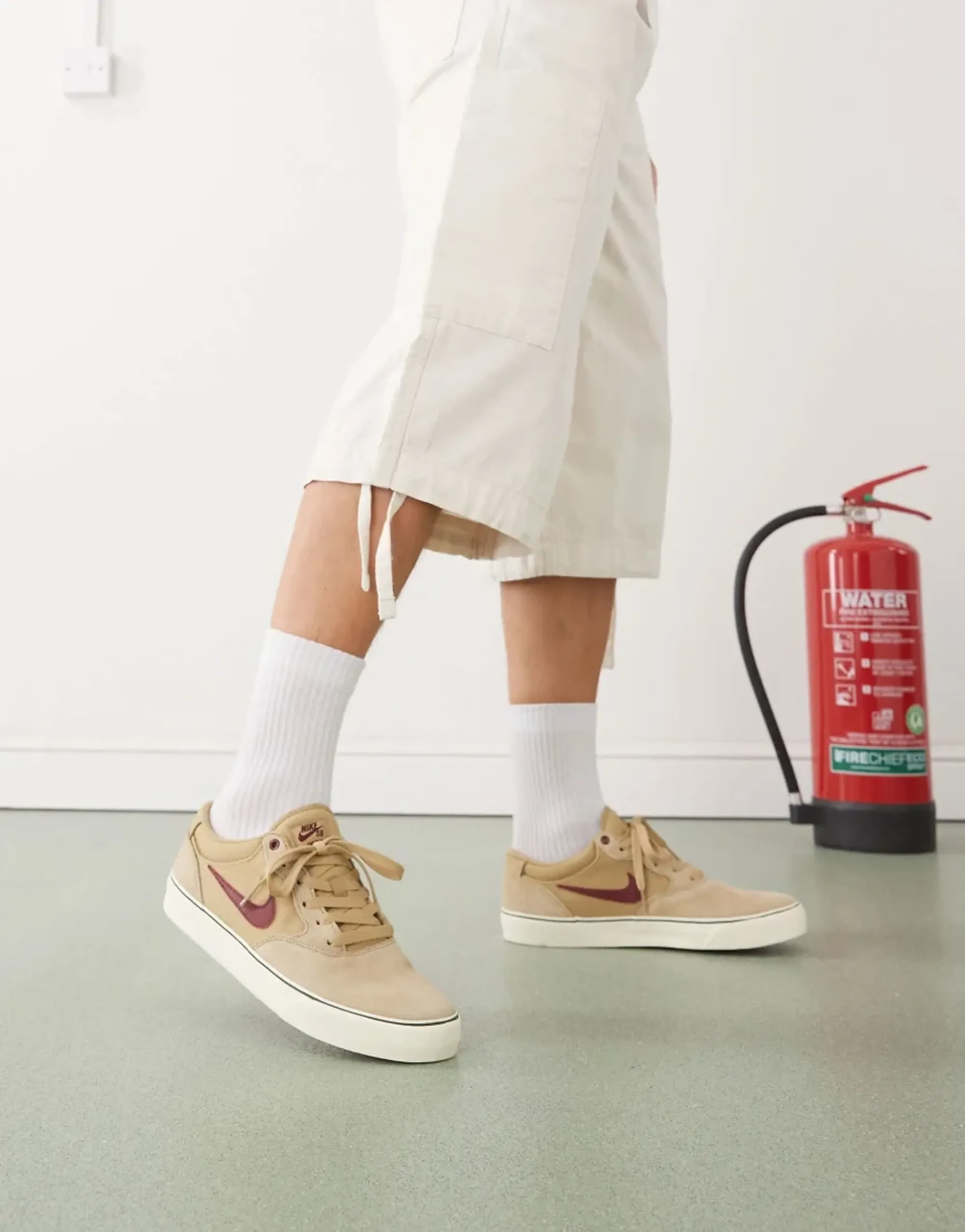 Nike Sb Chron 2 Trainers In Light Brown-Neutral