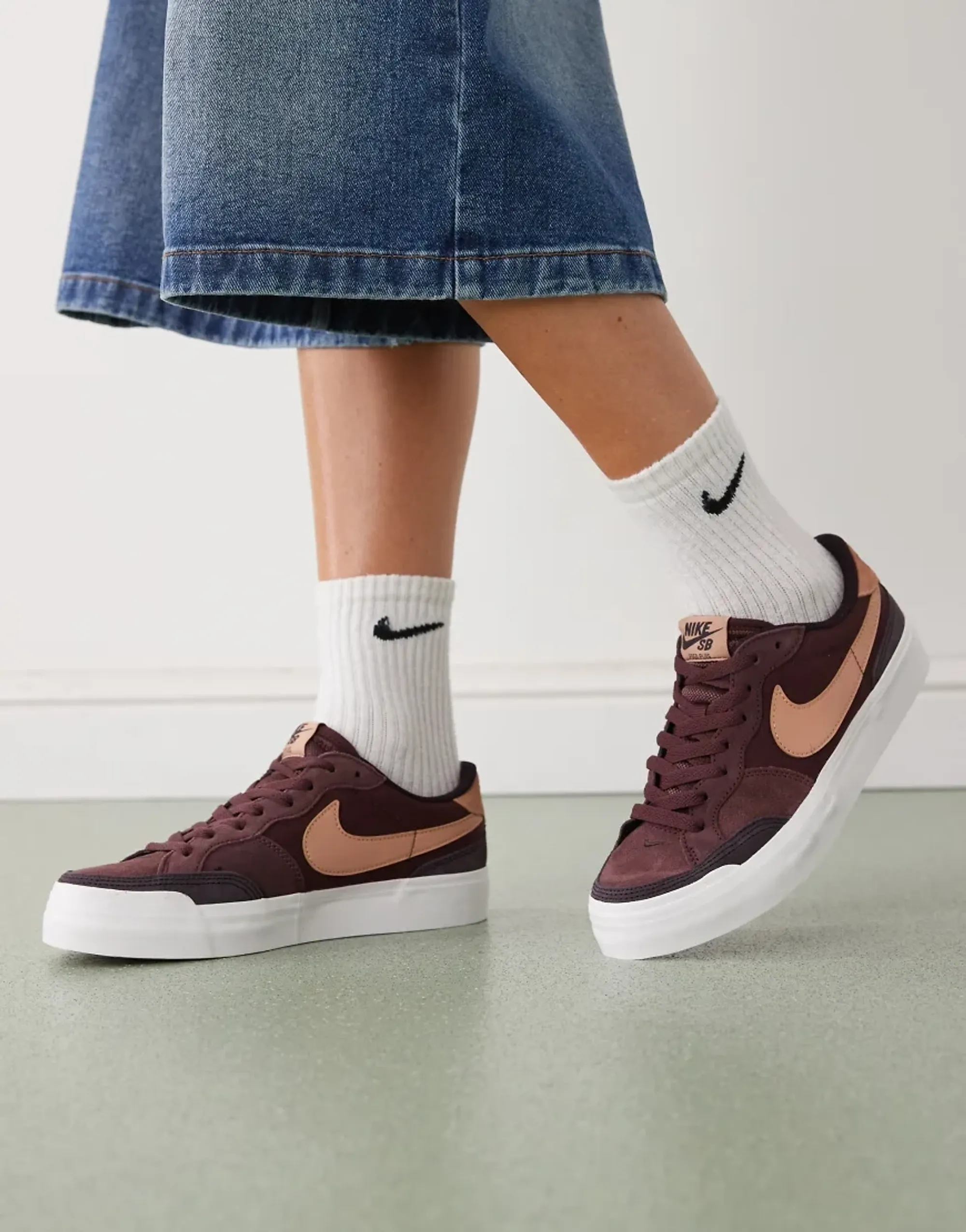 Nike Sb Zoom Pogo Plus Trainers In Burgundy And Brown