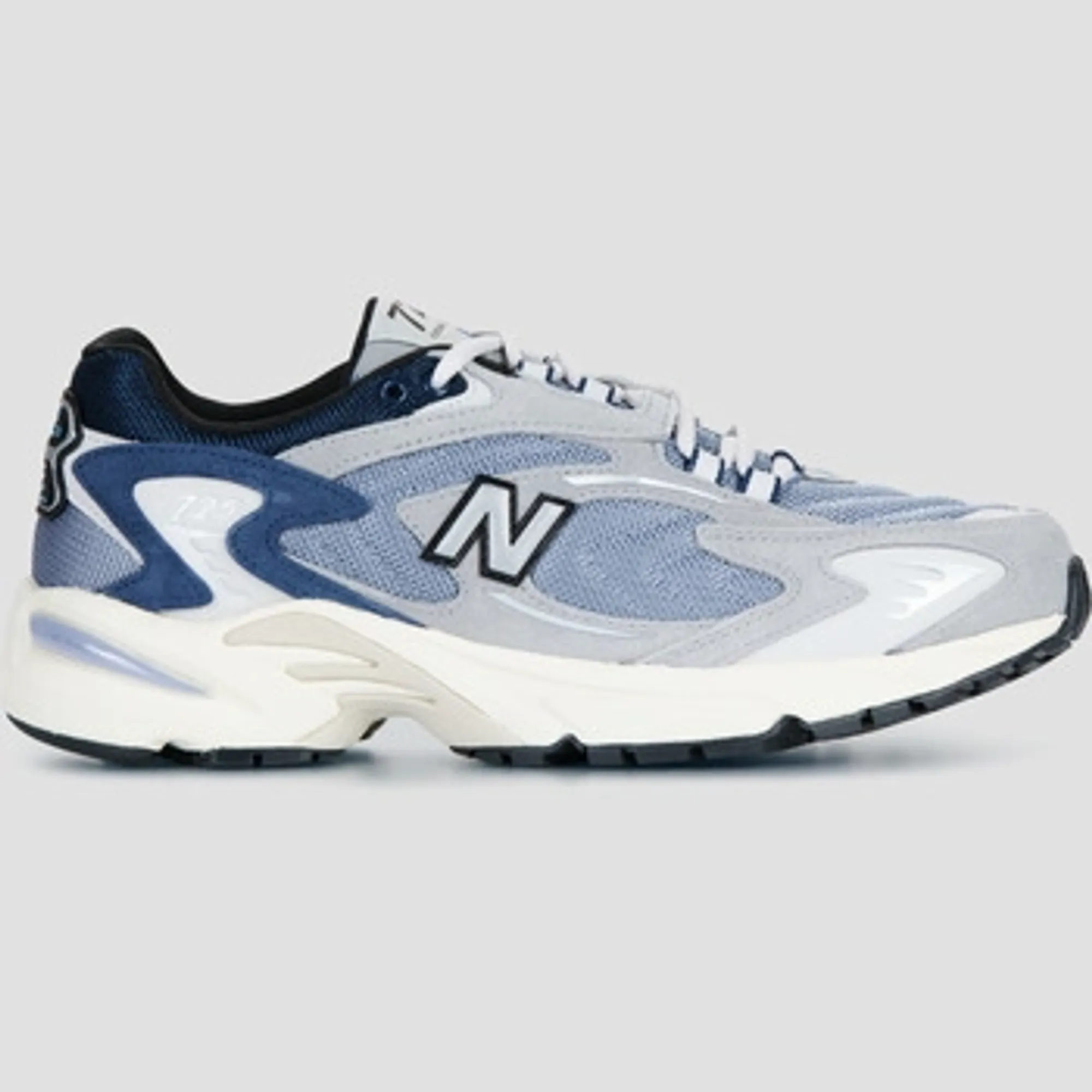New Balance  725  women's Shoes (Trainers) in Black