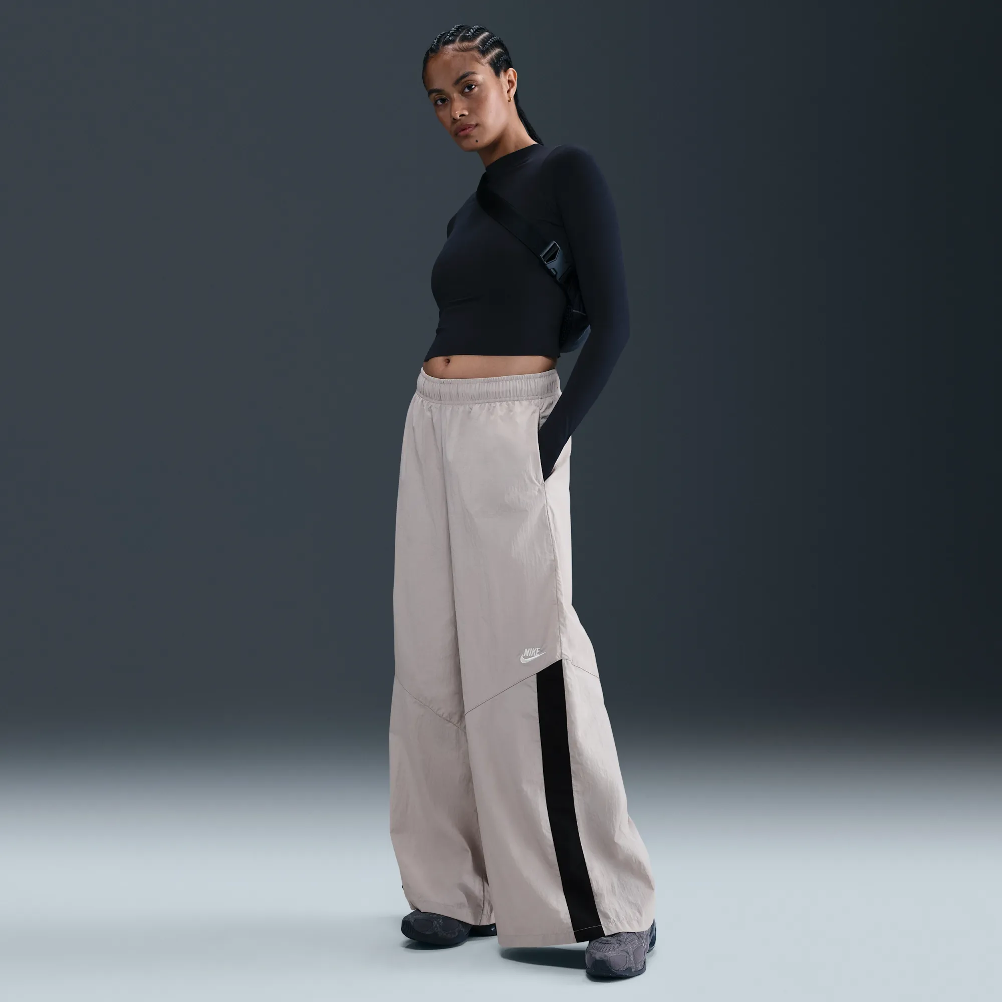 Nike Women's Wide-Leg Woven Trousers - Grey - Nylon