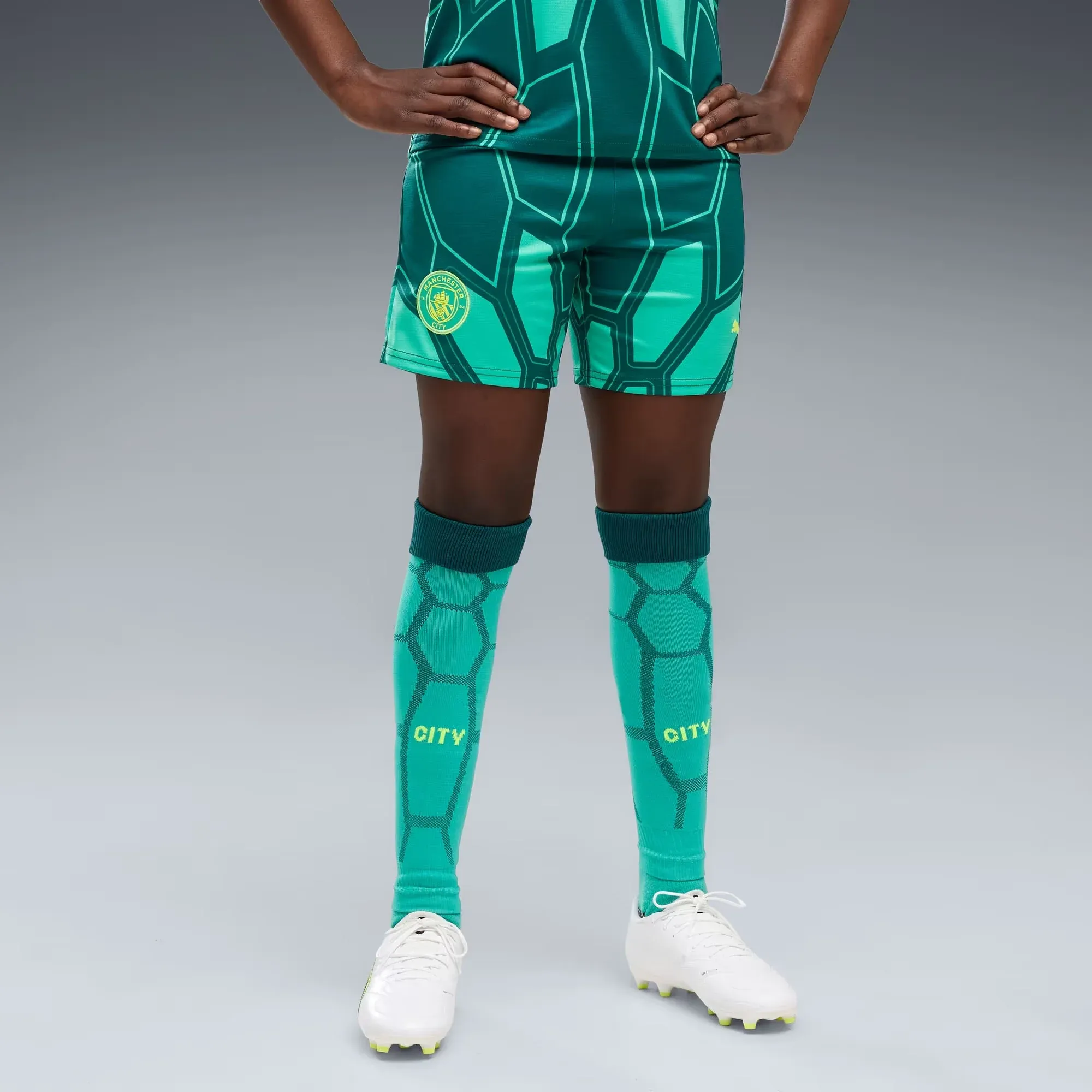 Manchester City Goalkeeper Shorts Youth in Green | Size 13-14 Youth