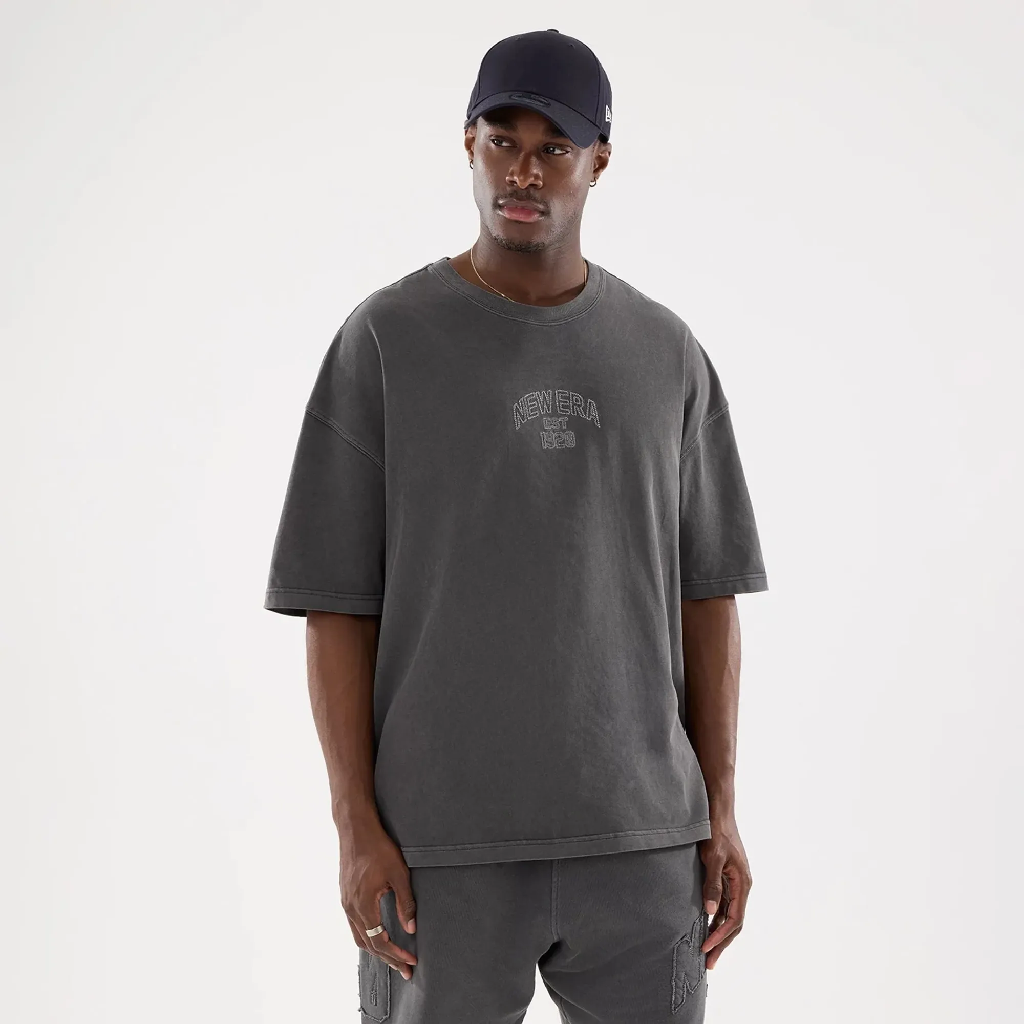 New Era Graphic Street Archived Black Oversized T-Shirt adult unisex