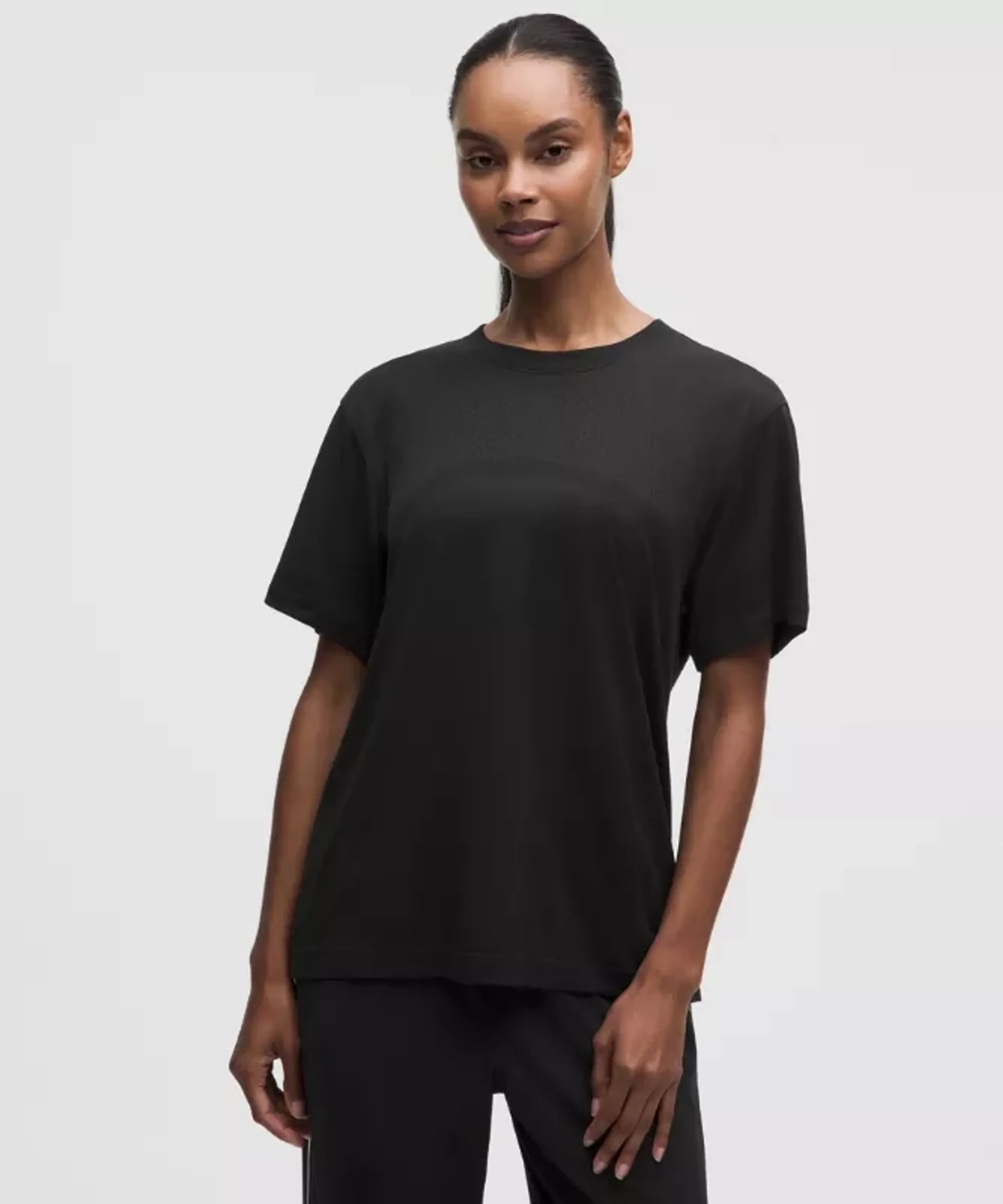 lululemon – Swiftly Relaxed Short-Sleeve Shirt Hip Length Logo – Color Black – Size 6