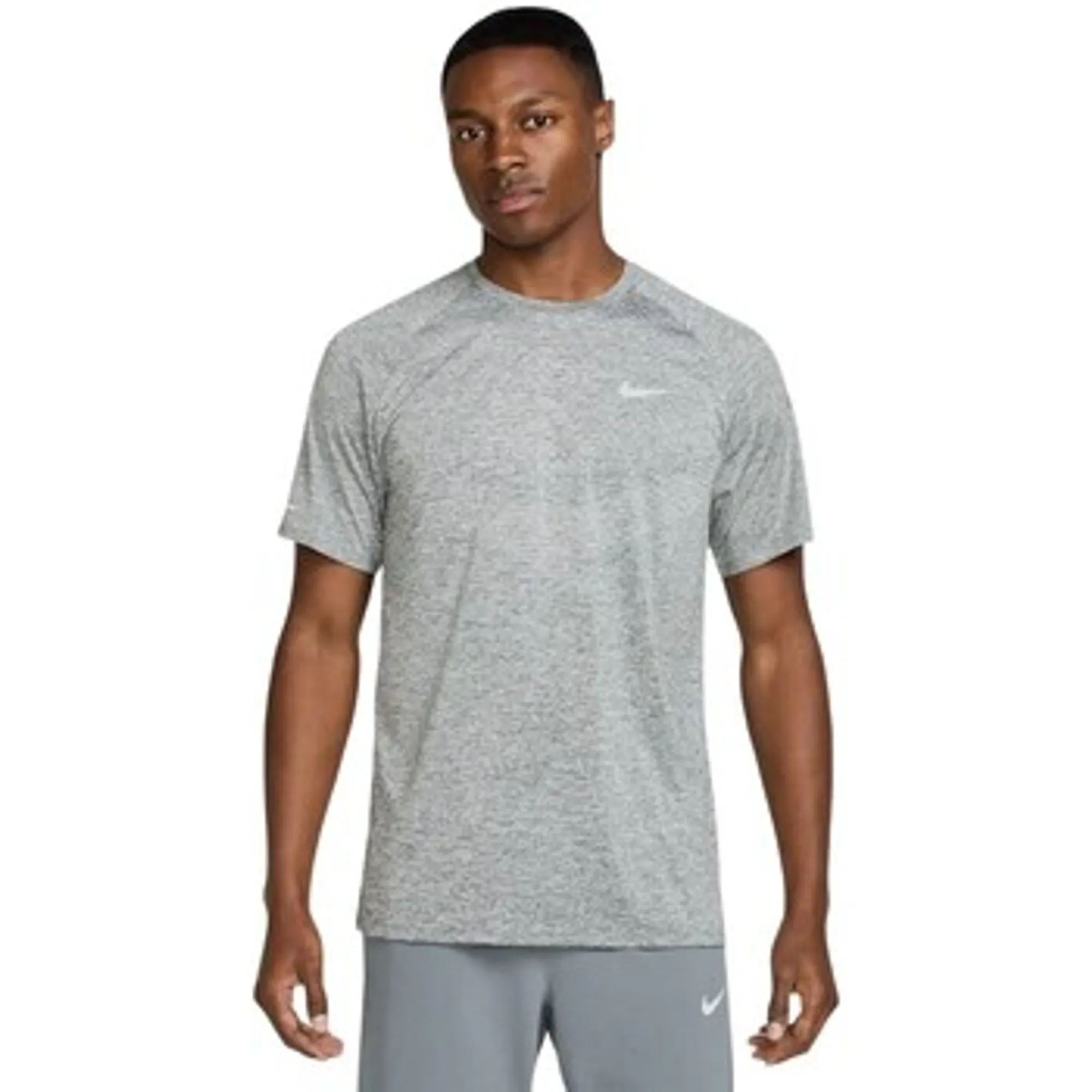 Nike  GT18689  men's T shirt in Grey
