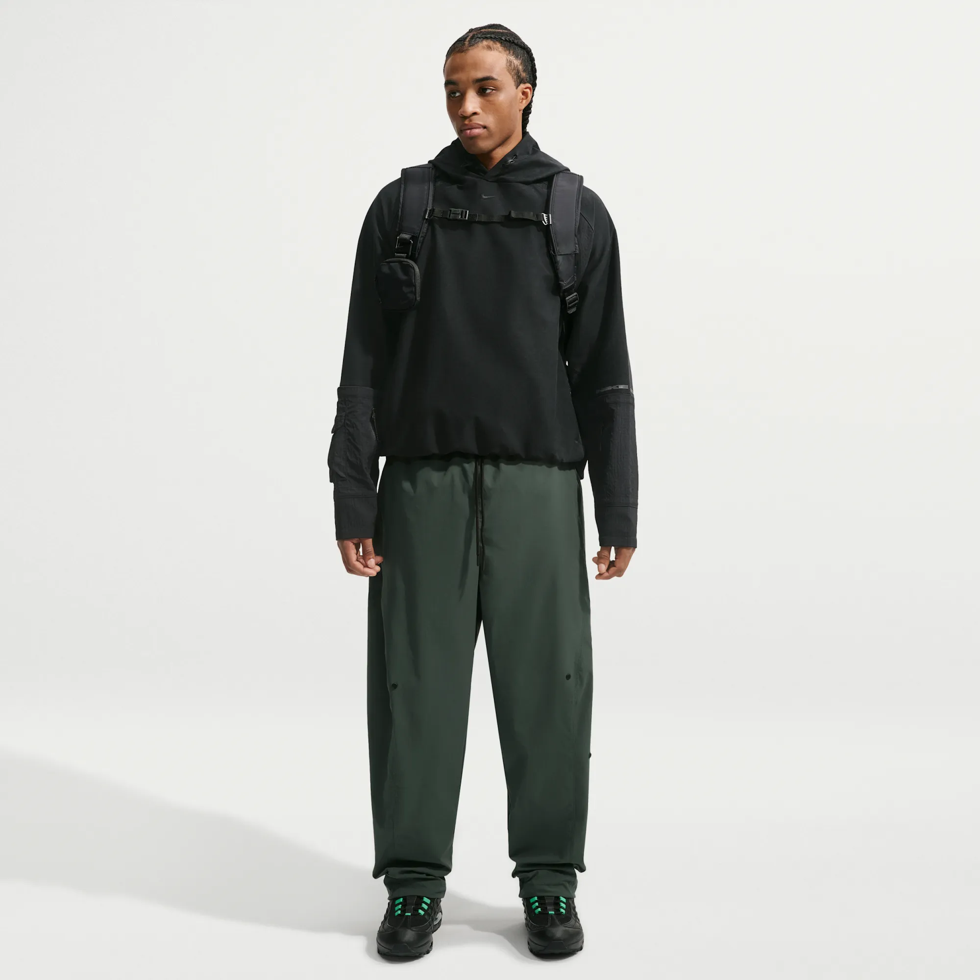 Nike Tech Helios Men's Dri-FIT Open-Hem Trousers - Green