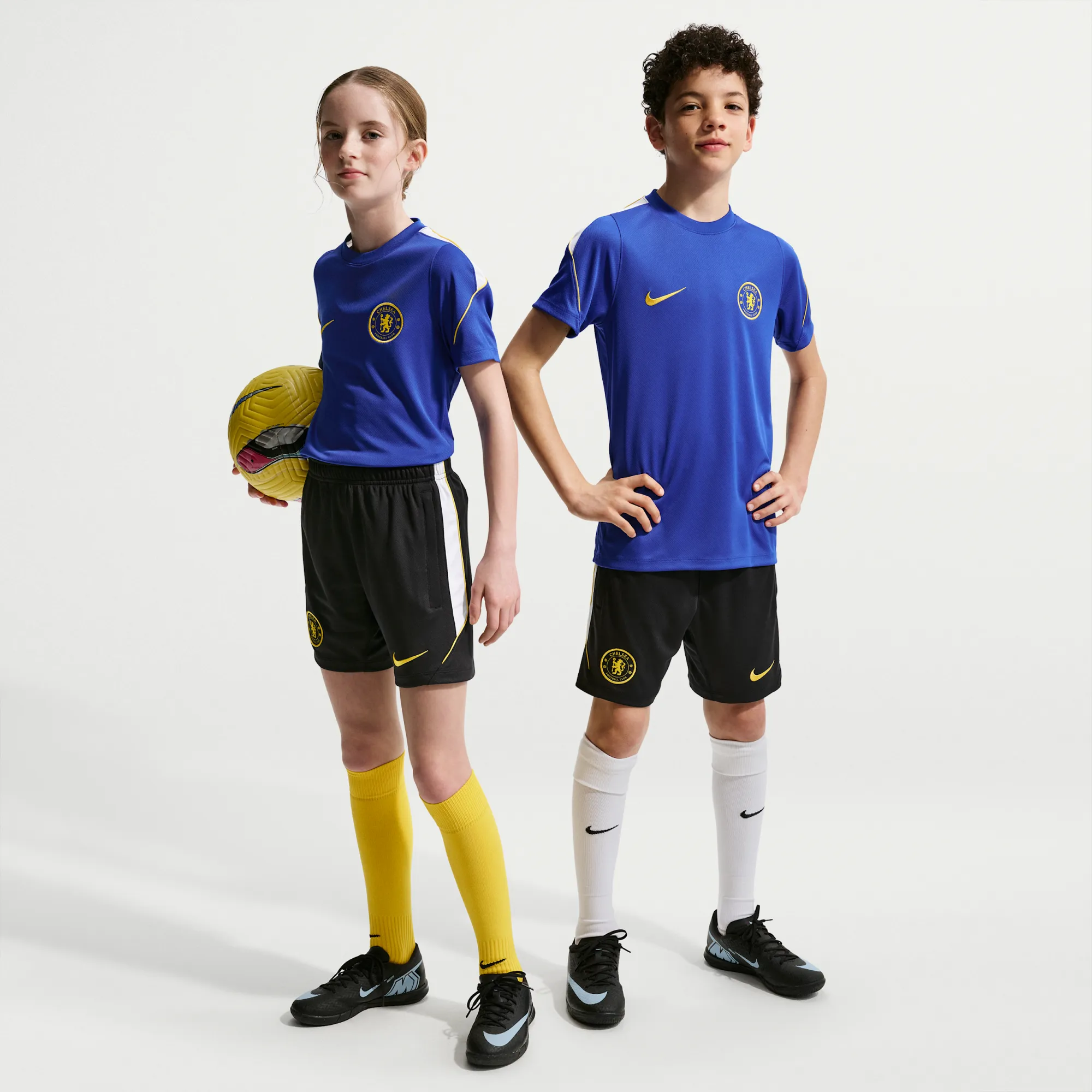 Chelsea F.C. Strike Older Kids' Nike Dri-FIT Football Knit Shorts - Blue