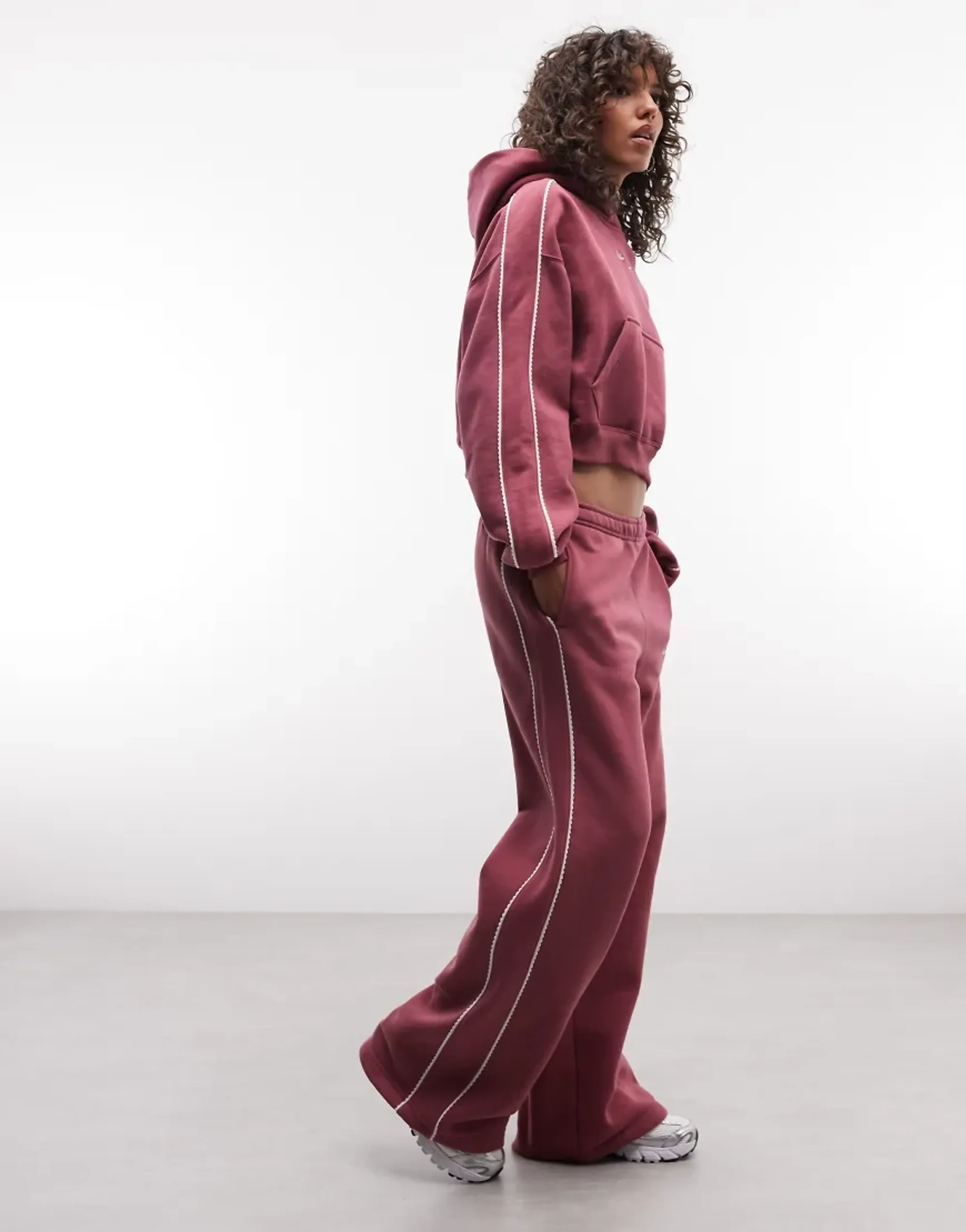 Nike Studio Fleece Mid-Weight Scallop Lined Jogger In Pink