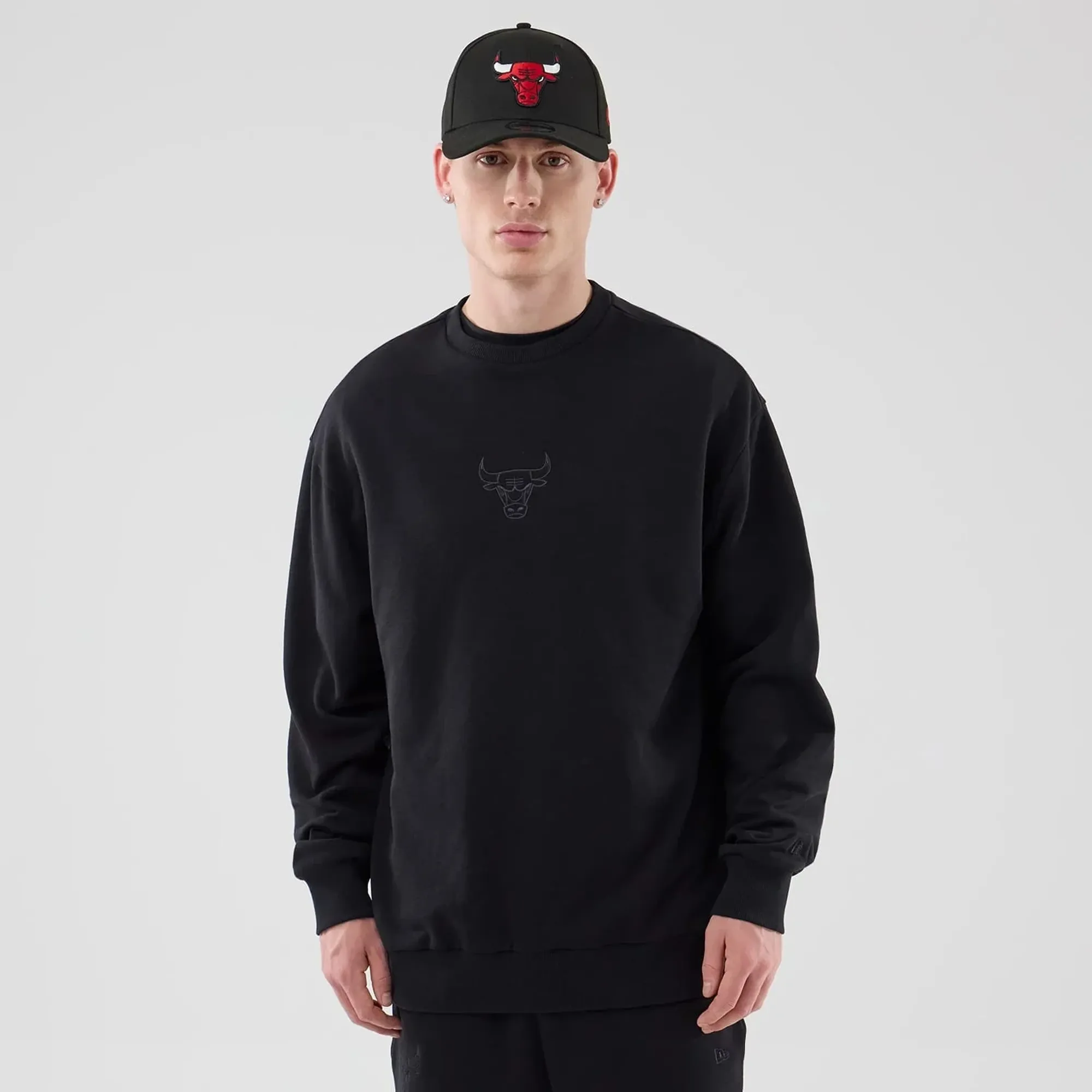 Chicago Bulls NBA League Essential Black Oversized Crew Neck Sweater New Era Cap adult unisex