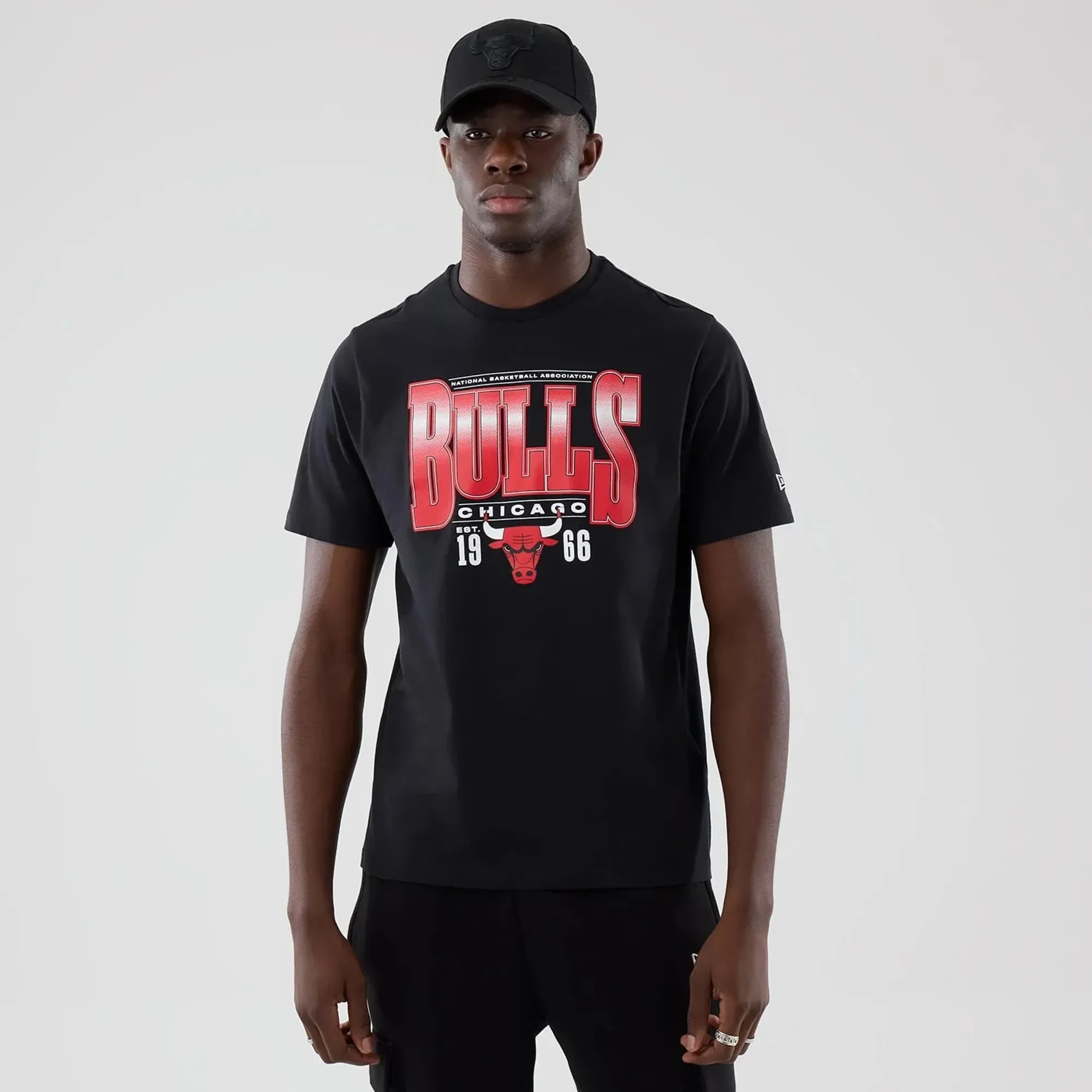 Chicago Bulls NBA Arch Graphic Black T-Shirt New Era Cap adult unisex