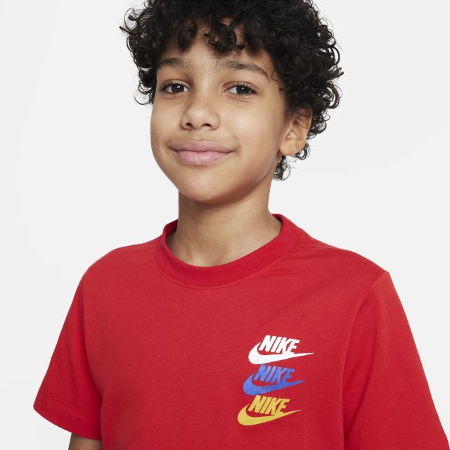 Nike Sportswear Standard Issue Older Kids' (Boys') T-shirt - Red ...